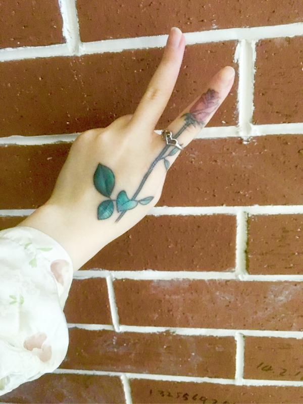 求推荐一些适合女生,好看的手指纹身图案?