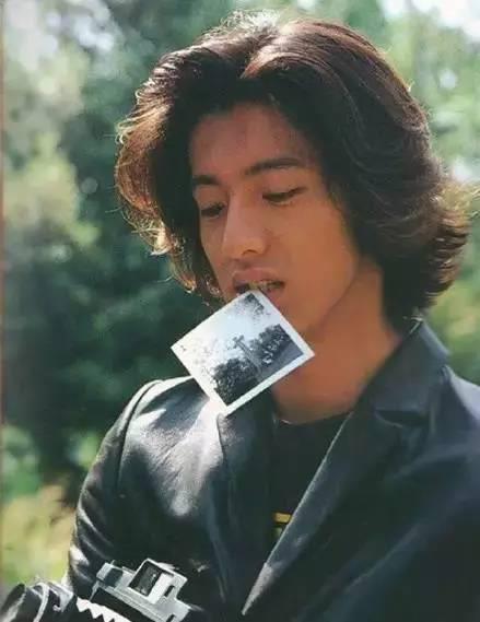 而木村拓哉则影响了那个时代的审美,长发飘飘,打耳洞,皮衣墨镜等等,在