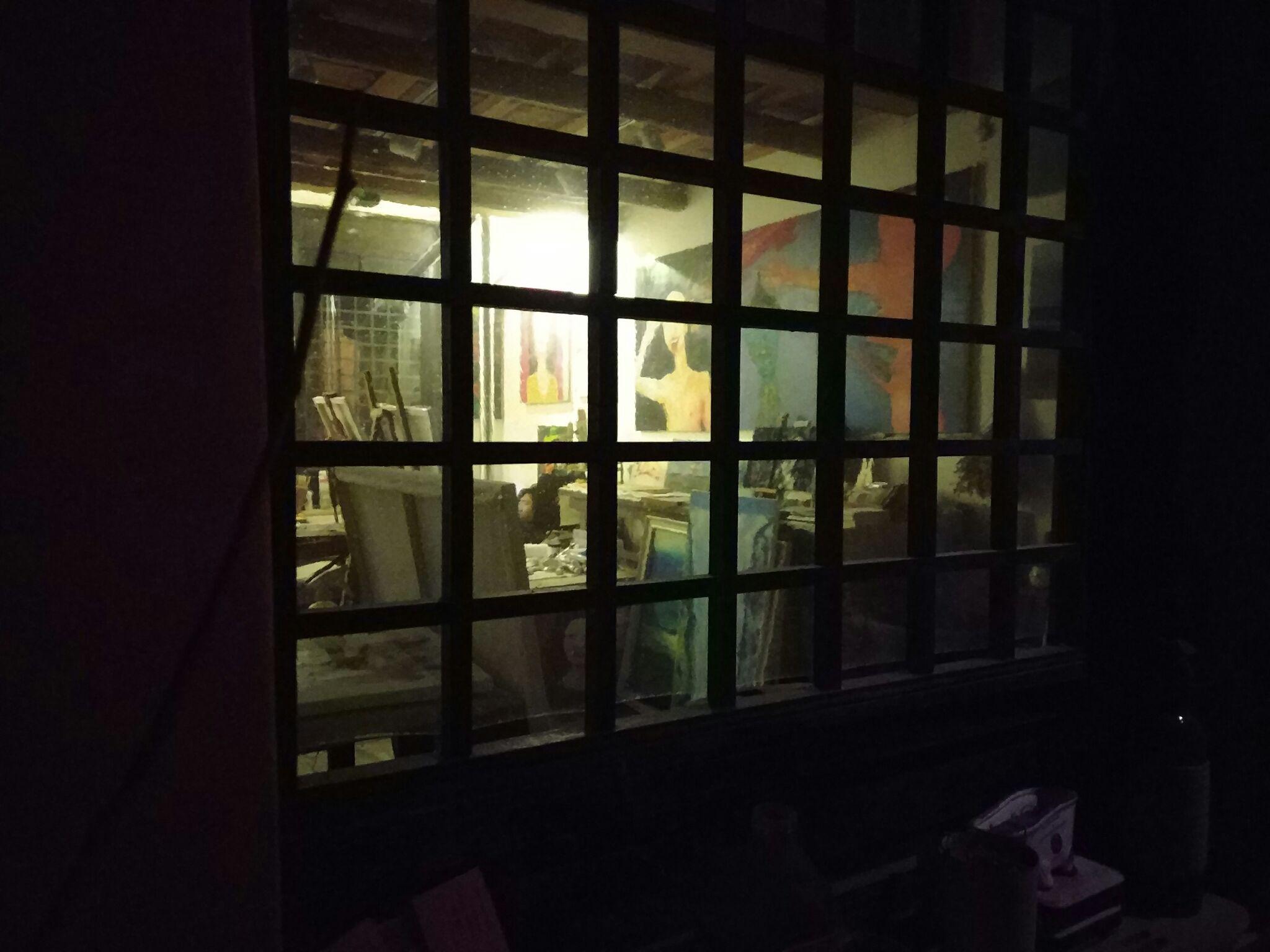 有家画室在艺术大街上,晚上老板不在,隔着窗户拍了张,很有范儿很有