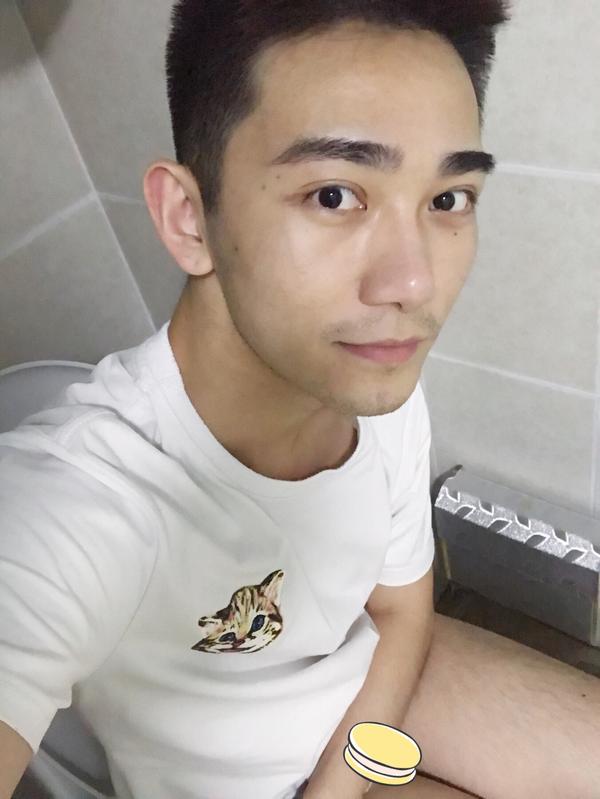 在海边,夕阳下,弄个跟艺术大片似的,虽然好看,但是不真实好么?