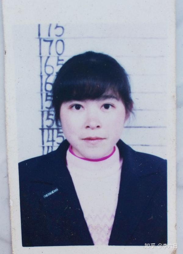 我妈71年的,证件照和第二张照片是98年的时候.