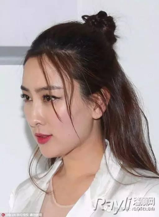 马苏 像马苏这样只留出一边的碎刘海同样非常潮,比起两侧刘海减龄来说