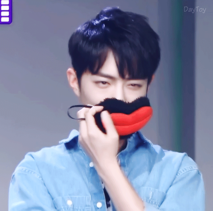 这个是粉丝围着他拍照,有个粉丝让他看下面,战战一脸懵逼