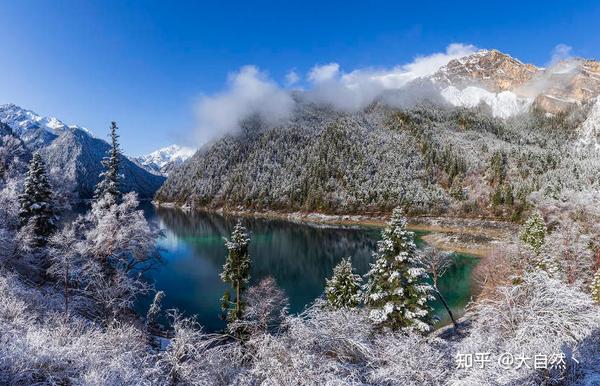 四川九寨沟又降春雪 长海银装素裹美如画