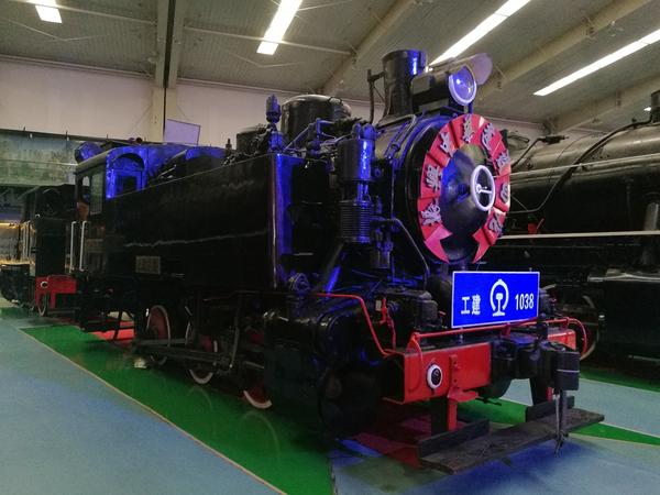 据报道称,沈阳苏家屯机车工厂的1018号工建型蒸汽机车使用到2006年3月