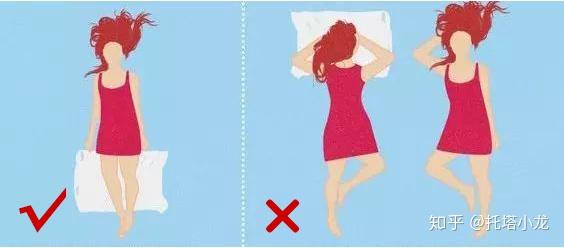 睡姿:尽量睡在鸭绒枕上或是将枕头蜷缩成一半并侧枕,帮助保持颈椎曲度