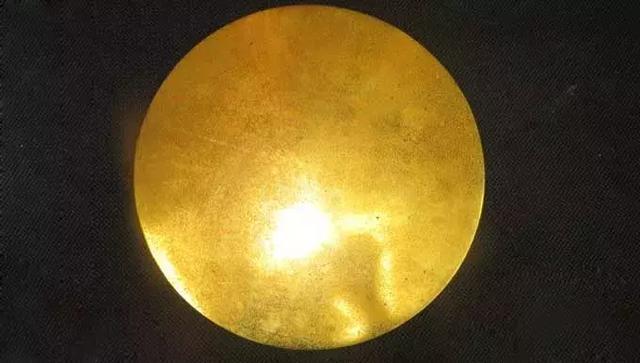 古代的铜镜一面被打磨光亮后,可以照出来最基本的形象,穿戴是否整齐