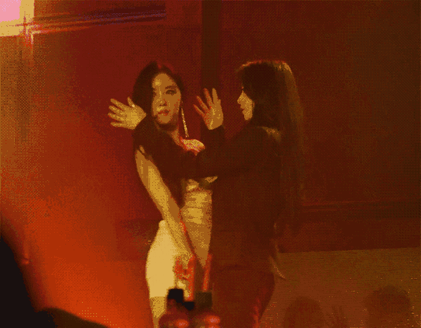 如何评价孝敏&智妍百合版的《trouble maker》?