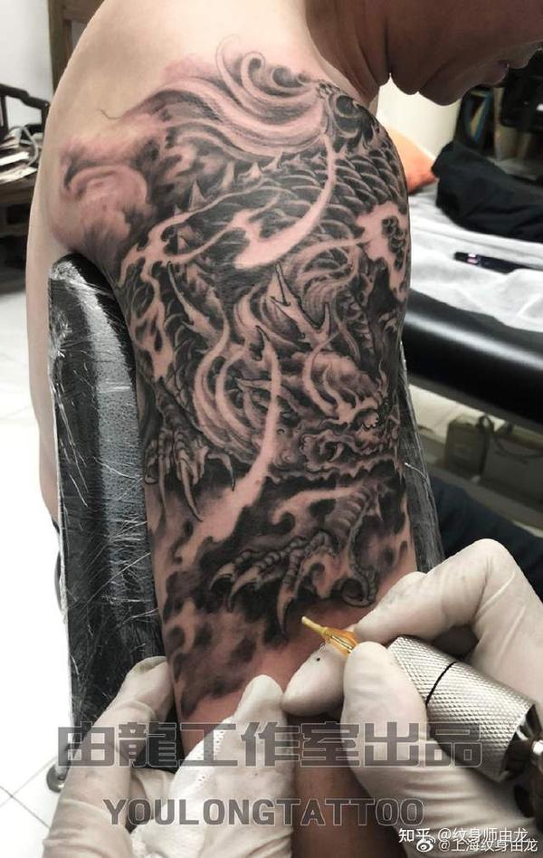 上海由龙纹身近期作品大臂麒麟纹身图案