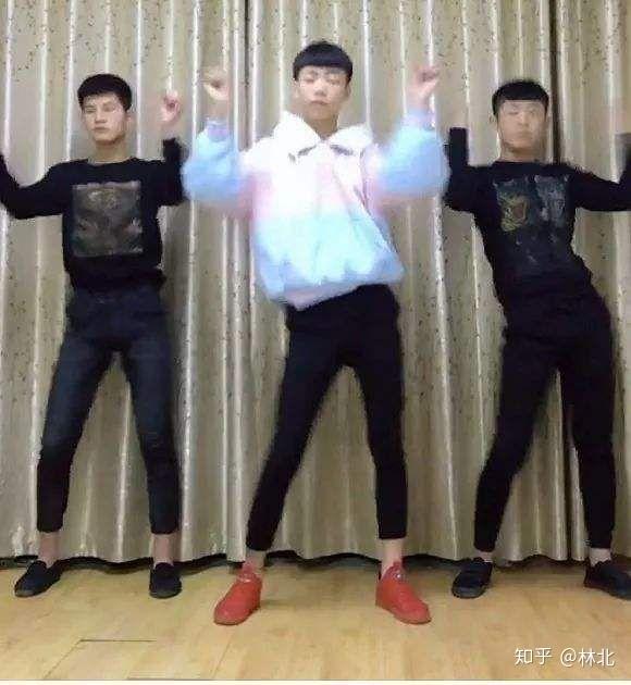 为什么有人喜欢紧的勒蛋蛋的紧身裤豆豆鞋