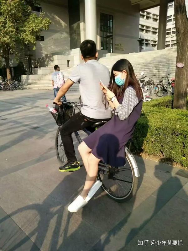 两年前清华大学坐在自行车后的那个女孩儿