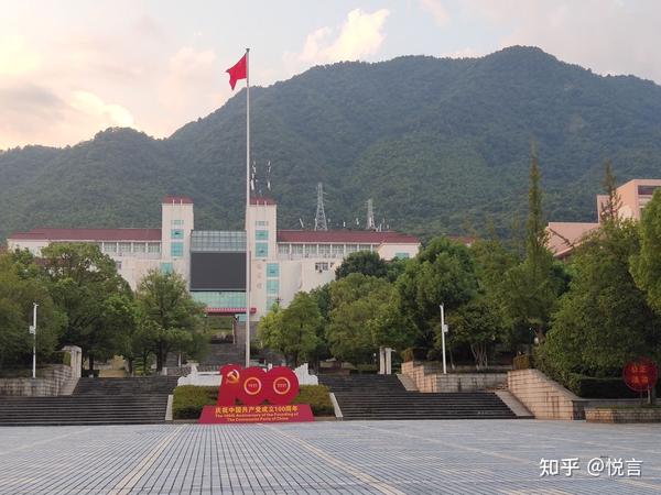从20年9月进入湘南学院,我的感触也颇深,湘南学院图书馆非常大,一座