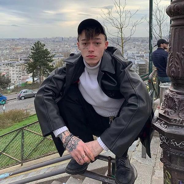 睡不醒男孩和他的面部纹身