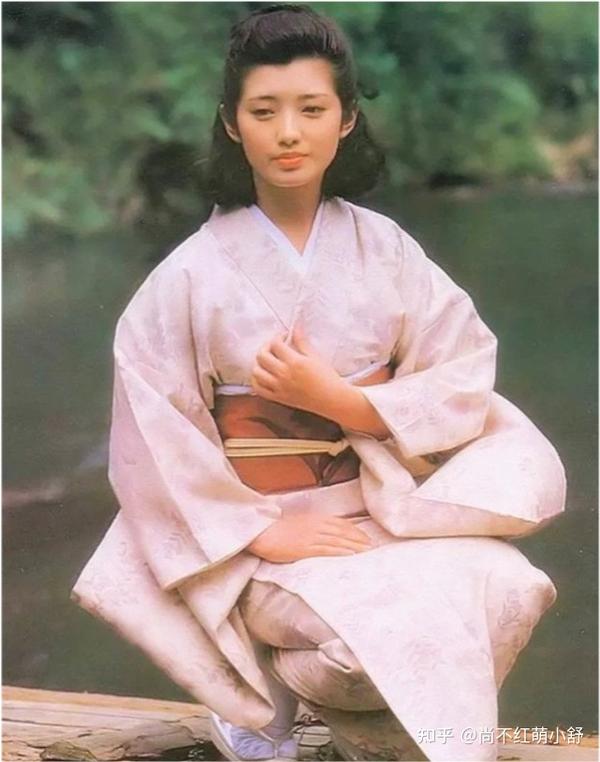 清纯女神山口百惠,年轻时真的好时髦,多年后网友感叹:不敢认了
