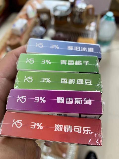 味道比较清爽一些,另外还有菠萝,石榴,橘子,柠茶,咖啡,冰棍和豆浆等等