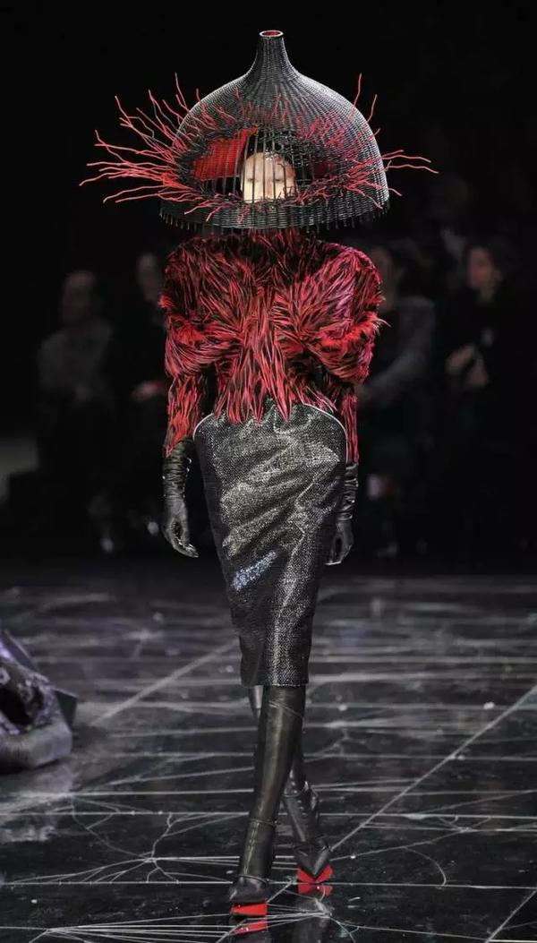 AlexanderMcQueen1997,Alexandermcqueen alexander mcqueen 麦昆是个什么样的品牌?