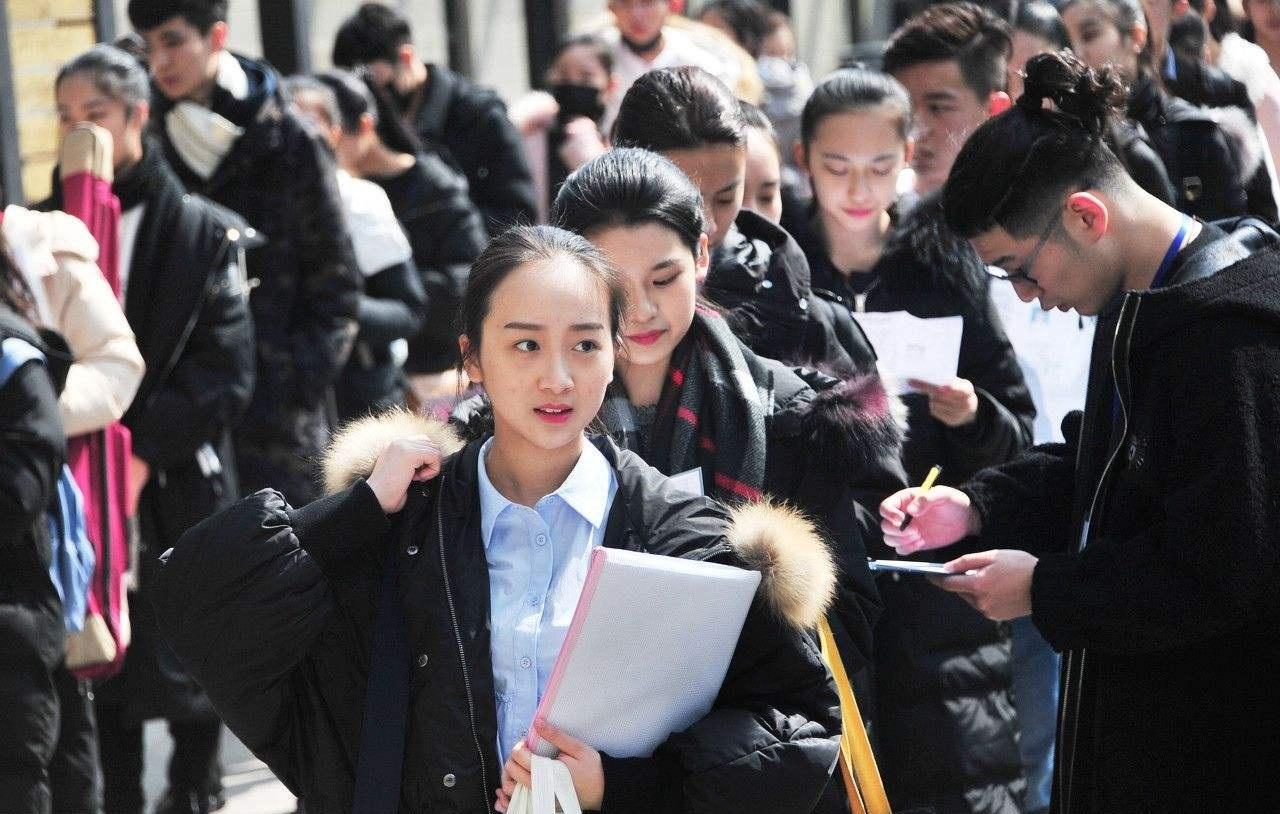 遇到考试,大多数人都很紧张,现在北影的师姐教你一些面对表演艺考时