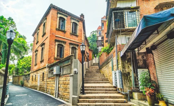 迷失在鼓浪屿里,一股脑扑到这蜜汁注满的怀里, 温暖甜蜜,不愿找到出口