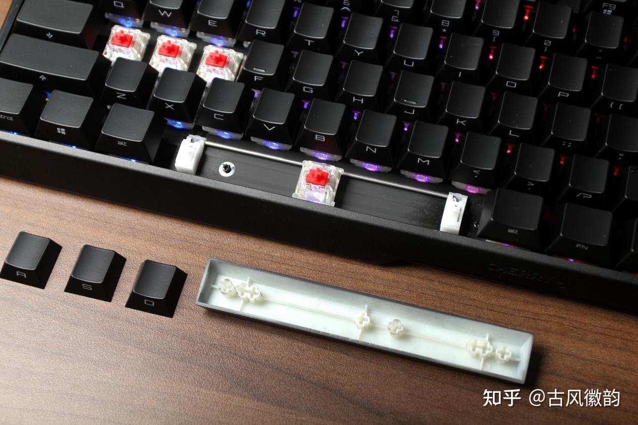和灯效;我这款使用的是mx rgb红轴,所有按键均带有镀金十字触点开关