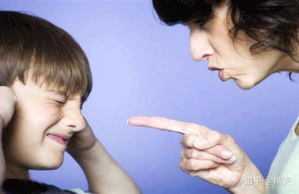 小孩子哪里懂那么多成人间的弯弯绕绕,家长在这个时候就是充当朋友的