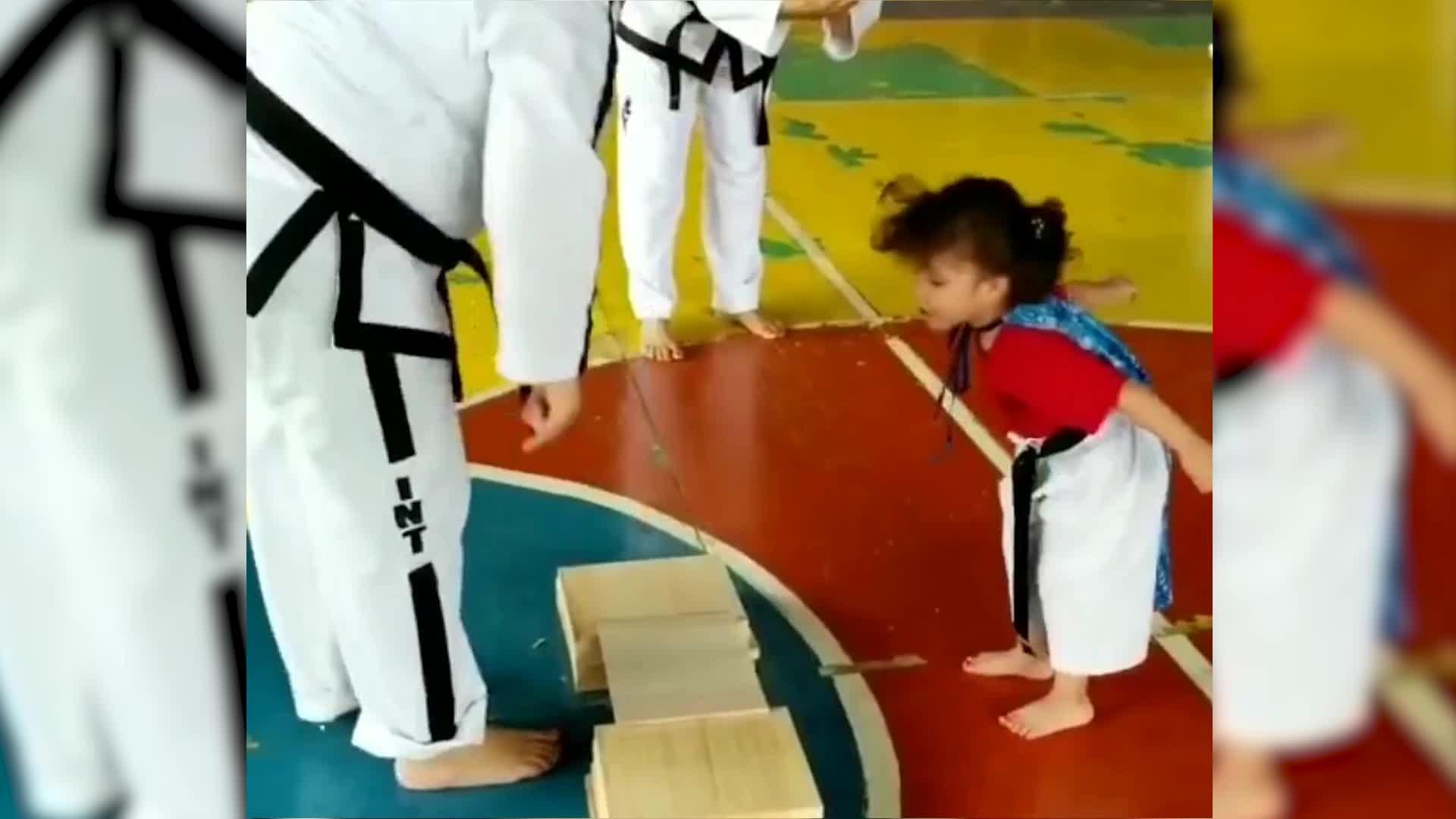 3岁小女孩学跆拳道,笑到肚子痛!太可爱了!