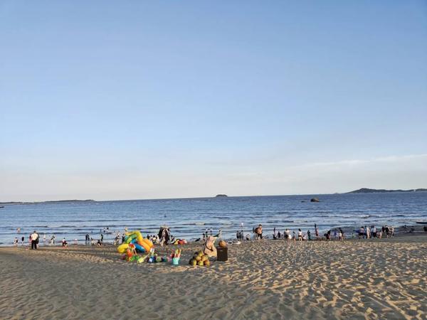 艳阳高照的黄厝海滩,下午的时候人比较多,有游泳的人,也有海边漫步