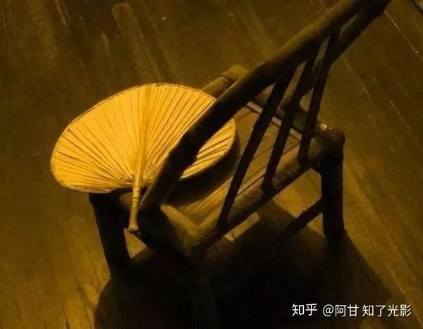 竹椅,旧灯,老蒲扇