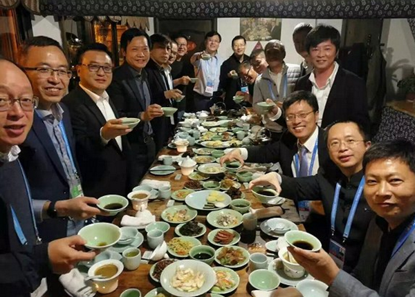 到了2015年,丁磊饭局的阵容相比2014年壮大了近一倍,马化腾,李彦宏