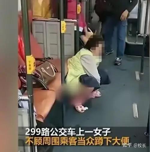 在运营的299路公交车上,有一名女子在公交车上公然脱裤子拉大便,司机