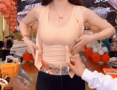 这样一来,就能在没钢圈的情况下,固定,上托胸部,抬手也不跑位!
