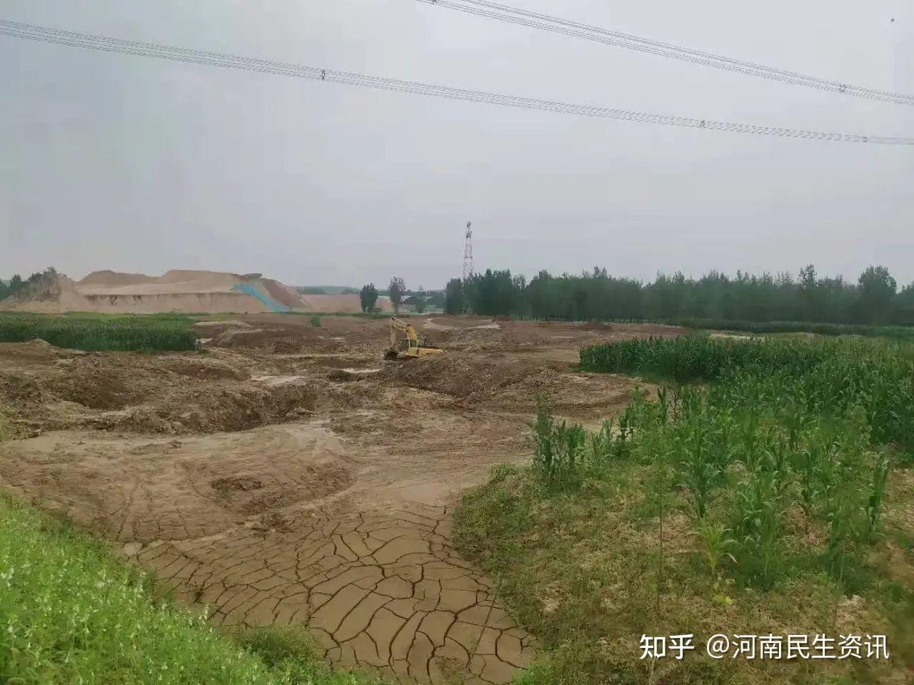 鲁山县董周乡杨树底村一洗沙场长期作业导致粉尘乱飞污水横流污泥遍地