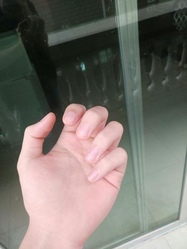 为什么很多男生十个指头都留了特别长的手指甲?
