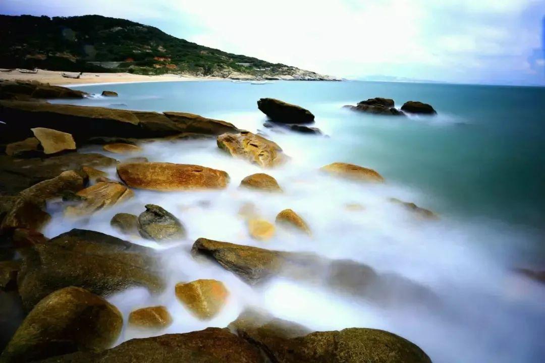 "东方夏威夷" ,九宝澜黄金沙滩,"小石林"鹅尾怪石等风景名胜30多处