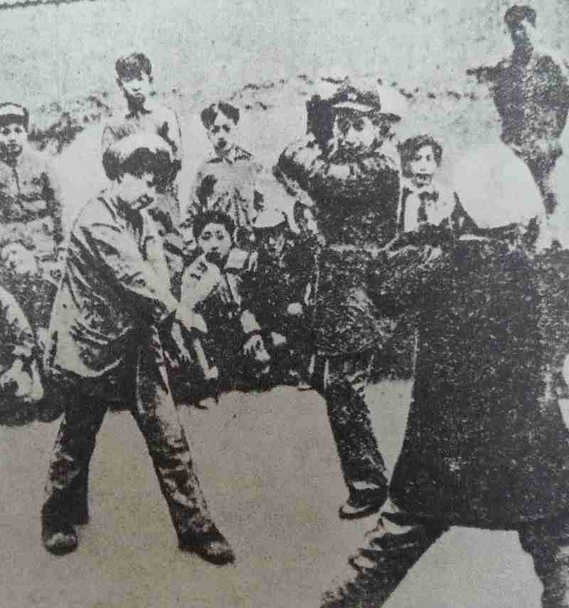 【西征的红军骑兵部队】观察四周后,易政委发现前面有一座三层楼的土