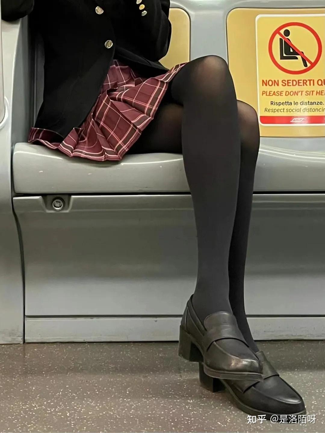 有些女的喜欢坐在椅子上脱下鞋抚摸自己的丝袜腿不知为什么会有这样的