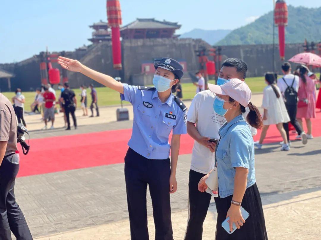 耐心解答游客的询问她一遍又一遍地秦王宫景区大门正式开放大批游客