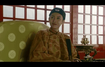 邱淑贞作为一个以性感出道的女明星,在《赌神2》里一袭红衣登场,嘴里