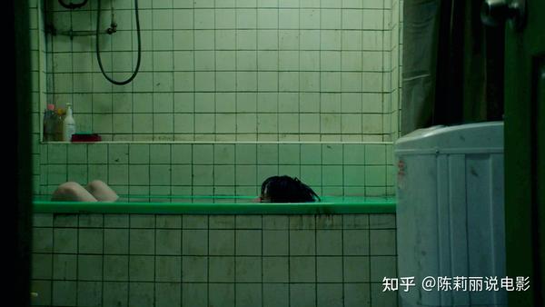 保险金之后 给她想办法让她制造不在场证据 设法迷晕老公然后扔进浴缸