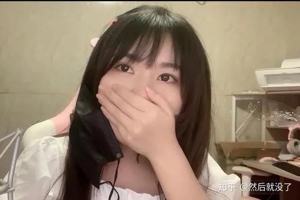 小团团晒首套高清写真撞脸玩偶姐姐