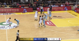 在提升自己得分能力之时,孙铭徽的传球技能也稳中有升.