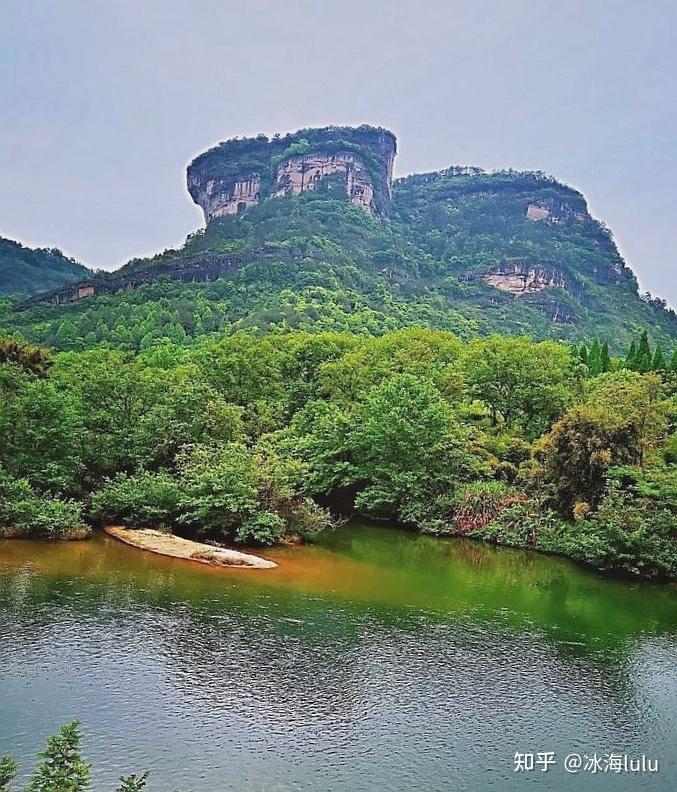 天游峰号称武夷山第一景,海拔408m,山峰陡峭挺拨,风光秀丽,道路崎岖