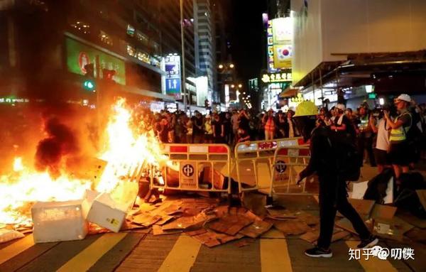 去年(2019年)的当天,港岛区爆发反修例游行,随后演变成 打砸抢烧暴力