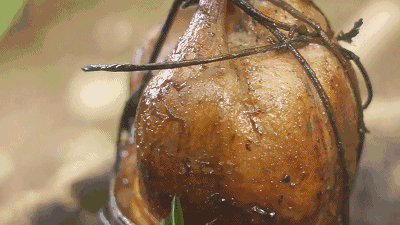 5,解开藤蔓开肚,把橙汁淋在烤鸭上,一口烤鸭一口苹果,好吃不腻