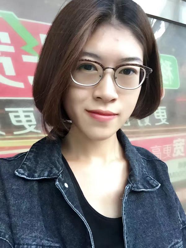 戴眼镜的女生适合哪种短发发型?