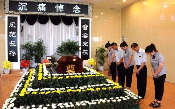 (五)告别仪式结束后,可以组织亲属在遗体前拍照,然后护送遗体火化.