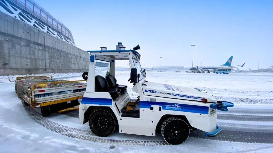 全球首次应用驭势科技联合乌鲁木齐国际机场落地机坪无人驾驶行李牵引