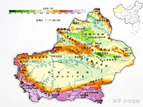 从南到北是昆仑山,天山和阿尔泰山,三大山脉之间夹着塔里木盆地和
