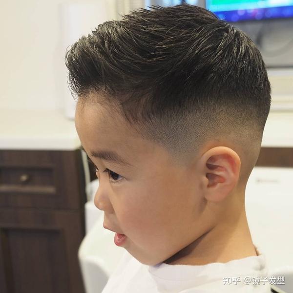 短发的小男孩还是比较多的,在侧面做一些线条或者图案的雕刻发型很受