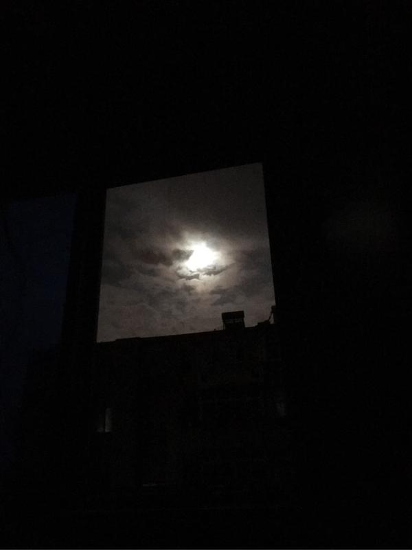 这张是夏天在奶奶家晚上睡不着,觉得窗外的月亮很美.