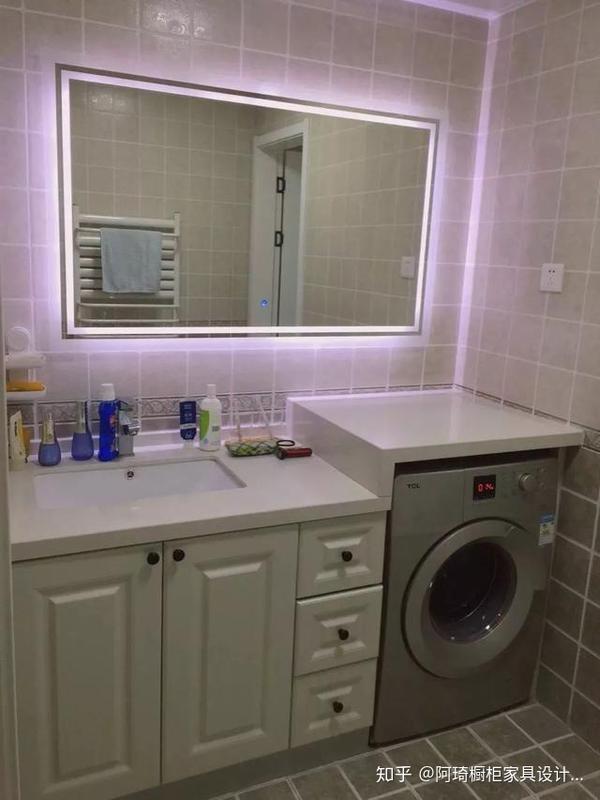浴室柜采用高低台设计,更加方便洗漱,洗衣机靠墙设计,墙上打固定条